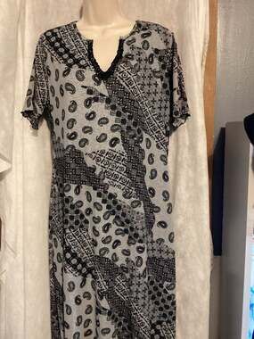 Expressions Dress Size Large Black V Neck Embroidered Lace Doodle Sketch Design